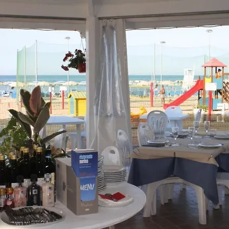 诺里纳露营旅馆 营地 佩萨罗