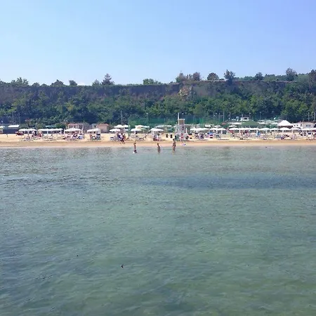 诺里纳露营旅馆 营地 佩萨罗